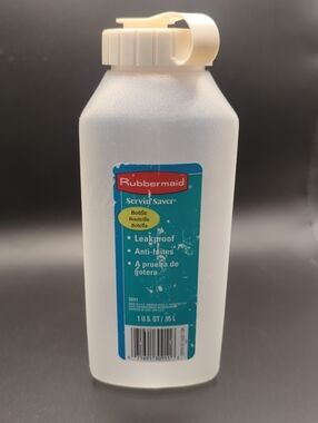 Vintage Rubbermaid Servin' Saver 1 quart Drink Container Jug Beige Flip Top Lid